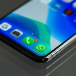 Смартфон с организованными мобильными приложениями на экране