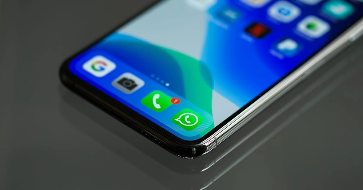 Смартфон с организованными мобильными приложениями на экране
