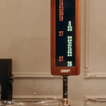 Рулетка казино с фишками и игровым столом для стратегической игры