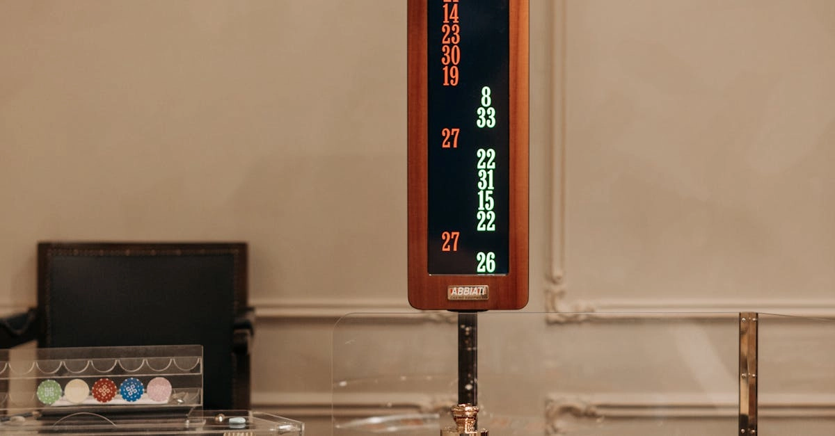 Рулетка казино с фишками и игровым столом для стратегической игры